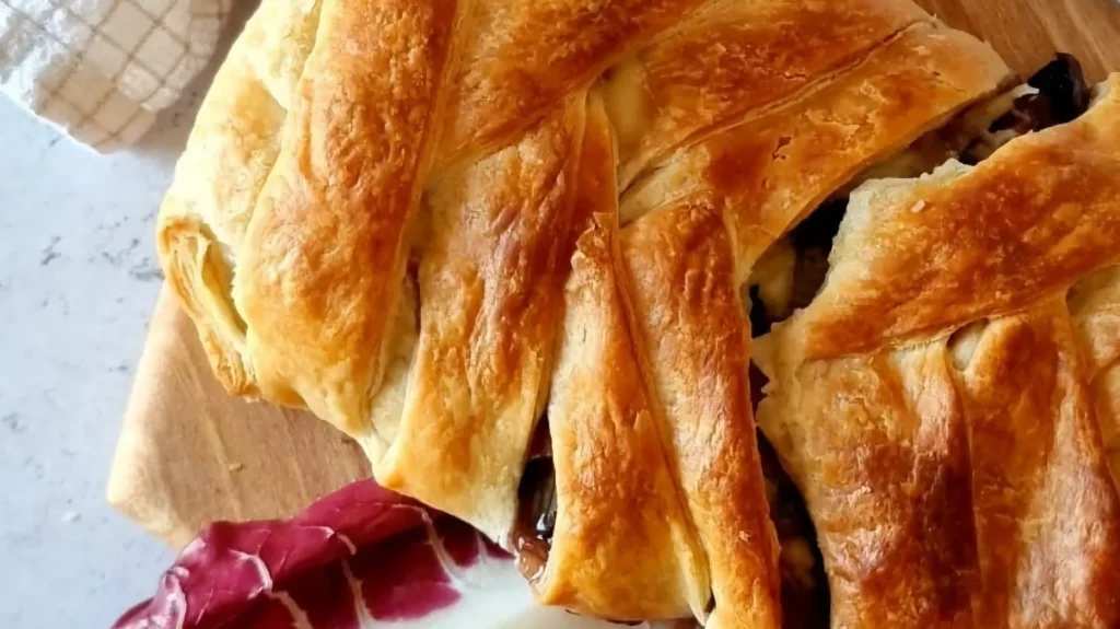 Strudel salato con pere, radicchio e scamorza