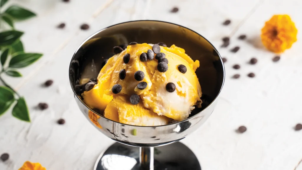 Gelato al mango e gocce di cioccolato