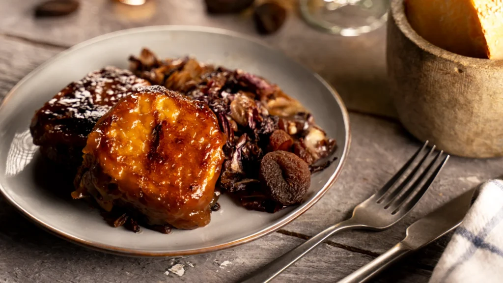 Medaglioni di tempeh glassato con radicchio e albicocche secche
