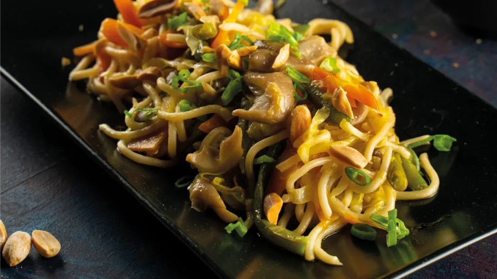 Noodles con verdure alle arachidi salate