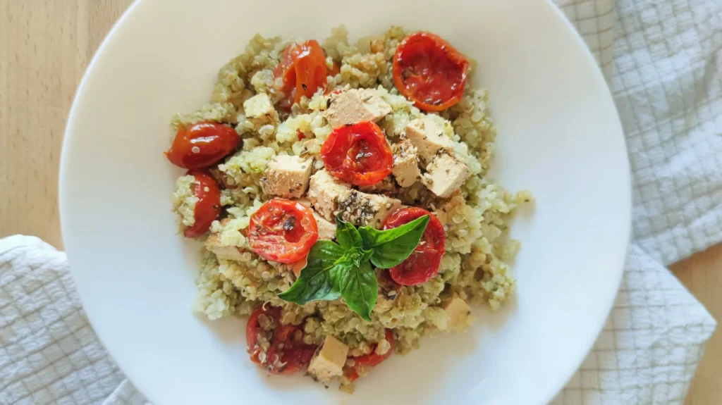 Quinoa al pesto, pomodorini e tofu