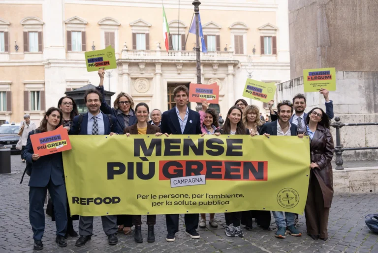 Flash-mob dopo la presentazione della proposta di legge "Mense più Green" alla Camera dei deputati il 14 aprile 2026